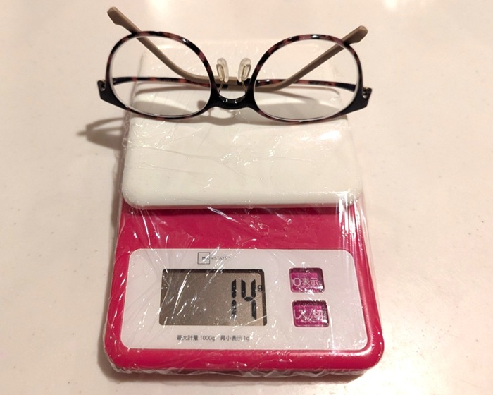キッチンスケールにメガネを載せて14gと表示されている写真
